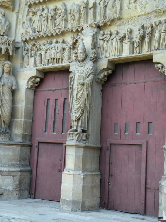   détail de façade scuptée de la cathédrale
